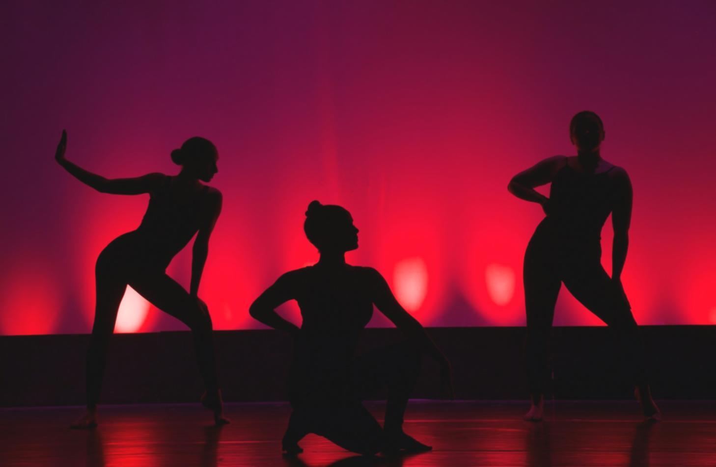 Danseurs pratiquant des mouvements de jazz dance dans un studio lumineux