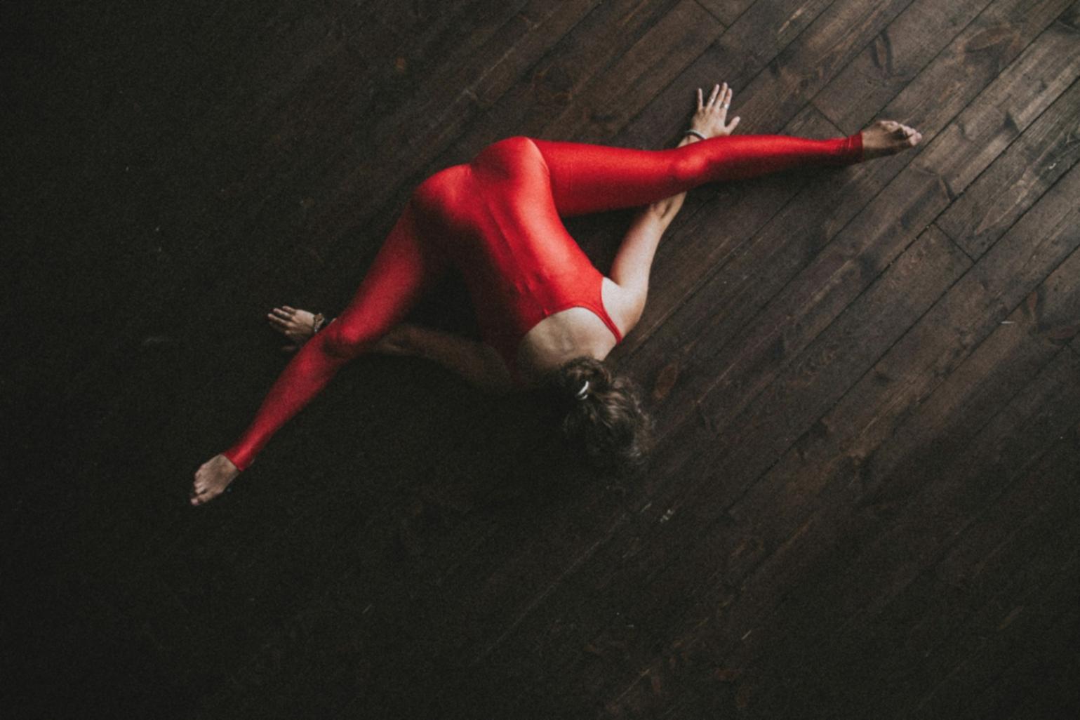 Vue d'ensemble du studio de danse avec équipement professionnel